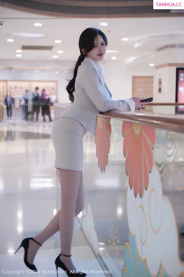 周妍希 奶瓶土肥圆 [XiuRen]高清写真图 2024.04.24 No.8444 Carol周妍希X 丝袜美腿第5张图片